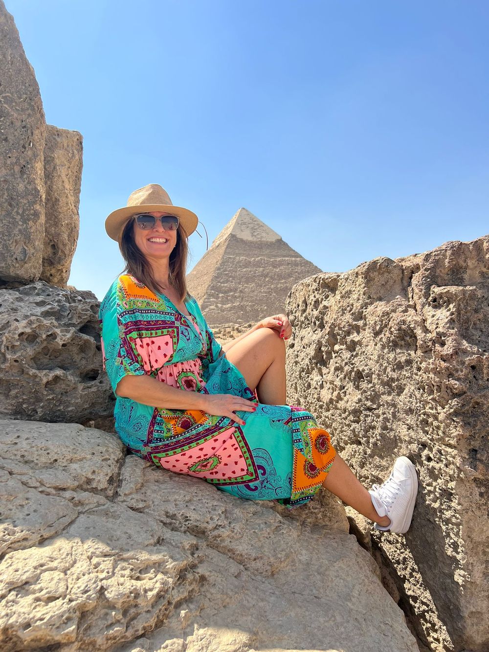 Viajera frente a la pirámide de Giza